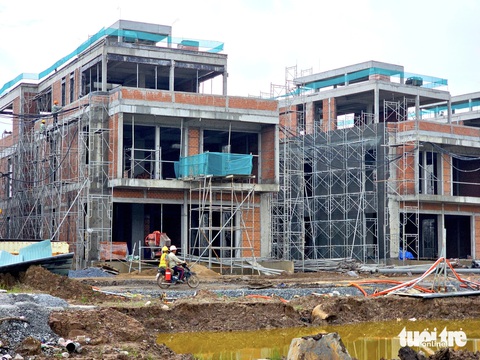 Cận cảnh dự án bất động sản có biệt thự giá lên đến 750 tỉ đồng ở TP.HCM- Ảnh 6. Dự án này có tổng cộng 121 dinh thự, hiện đang được xây dựng phần thô - Ảnh: NGỌC HIỂN