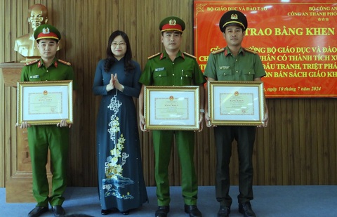 Tặng bằng khen công an phá chuyên án sản xuất sách giáo khoa giả- Ảnh 1. Bộ Giáo dục và Đào tạo tặng bằng khen cho các cá nhân, tập thể của Công an Đà Nẵng - Ảnh: Đ.CƯỜNG
