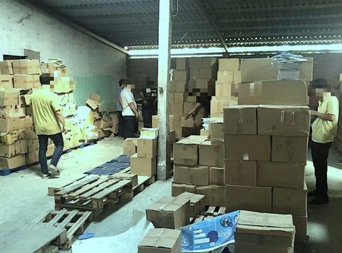 Tặng bằng khen công an phá chuyên án sản xuất sách giáo khoa giả- Ảnh 2. Chỉ trong hai năm, đường dây này đã tiêu thụ khoảng 4 triệu cuốn sách giáo khoa giả - Ảnh: K.T.