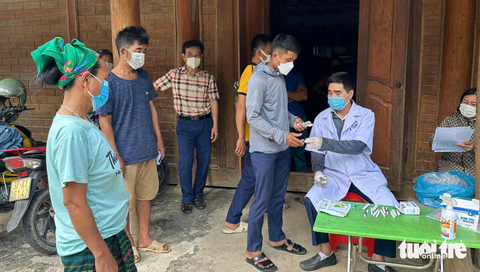 10 mẫu xét nghiệm người tiếp xúc gần cô gái tử vong vì bạch hầu đều âm tính- Ảnh 1. Các bác sĩ phát thuốc kháng sinh cho người dân xã Phà Đánh, huyện Kỳ Sơn, Nghệ An - Ảnh: QUANG TIẾN