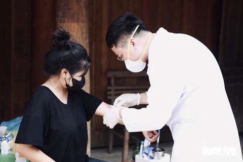 10 mẫu xét nghiệm người tiếp xúc gần cô gái tử vong vì bạch hầu đều âm tính- Ảnh 2. Các bác sĩ lấy mẫu máu xét nghiệm các trường hợp tiếp xúc gần với bệnh nhân bạch hầu - Ảnh: VĂN LANG