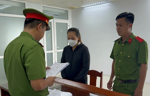 Chơi chứng khoán, tiền ảo thua lỗ, kế toán trưởng chiếm đoạt gần 18 tỉ của công ty- Ảnh 1. Cơ quan công an tống đạt quyết định khởi tố bị can - Ảnh: H.B.