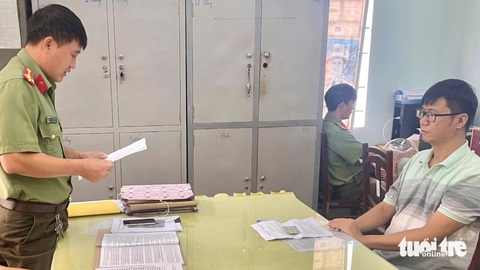 Phạt người đăng tải, chia sẻ 200 tin sai sự thật- Ảnh 1. Công an huyện Kiên Lương công bố quyết định xử phạt hành chính đối với Nguyễn Tôn Hoàng Anh - Ảnh: HOÀNG ĐÔ
