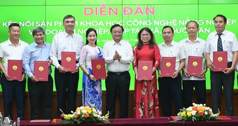 Bộ trưởng Lê Minh Hoan: Nhà khoa học hãy gặp nông dân, có vô số ý tưởng- Ảnh 1. Các doanh nghiệp và các viện ký kết hợp tác trong việc chuyển giao công nghệ giữa các đơn vị dưới sự chứng kiến của Bộ trưởng Lê Minh Hoan - Ảnh: TÙNG ĐINH