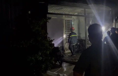 Cháy nhà trong hẻm quận 12, TP.HCM, một phụ nữ thiệt mạng- Ảnh 1. Nguyên nhân vụ cháy đang được công an điều tra làm rõ - Ảnh: A.X.