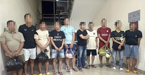 Phá đường dây cá độ bóng đá tiền tỉ, tạm giữ hình sự 2 cán bộ huyện có liên quan- Ảnh 1. Các nghi can đánh bạc bằng hình thức cá độ bóng đá bị công an bắt giữ - Ảnh: Công an cung cấp