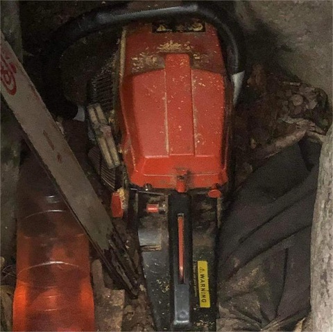 Cưa một cây gỗ quý hiếm, hai anh em lãnh 42 tháng cải tạo- Ảnh 2. Chiếc cưa xăng là tang vật vụ án - Ảnh: CTV