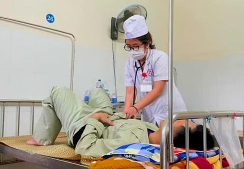 Chủ tiệm bánh mì gây ngộ độc xin hoãn thi hành phạt, tỉnh Quảng Ngãi nói không- Ảnh 1. Một bệnh nhân bị ngộ độc sau khi ăn bánh mì ở tiệm bà A. nhập viện điều trị - Ảnh: THỤC UYÊN