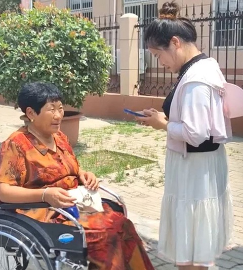 Cô gái trả lại 7,8 tỉ đồng cho người chuyển khoản nhầm- Ảnh 2. Wang gặp trực tiếp bà Tian tại đồn cảnh sát.