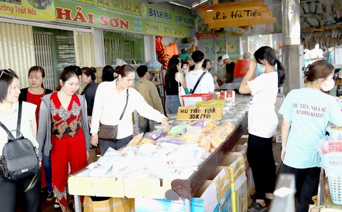 Du khách trải nghiệm mua quà lưu niệm tại một làng bè nổi ở chợ nổi Cái Răng - Ảnh: CHÍ QUỐC Du khách trải nghiệm mua quà lưu niệm tại một làng bè nổi ở chợ nổi Cái Răng - Ảnh: CHÍ QUỐC