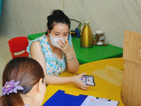 Kiểm tra nhóm giữ trẻ tự phát có dấu hiệu bạo hành trẻ em- Ảnh 3. Bà N. làm việc với cơ quan chức năng và thừa nhận nhóm giữ trẻ tự phát, không có giấy phép và có một số hành động đánh trẻ - Ảnh: TÂM AN