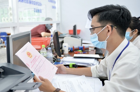 Người dân làm thủ tục nhà đất tại văn phòng đăng ký đất đai (quận 7 , TP.HCM) - Ảnh: TỰ TRUNG Người dân làm thủ tục nhà đất tại văn phòng đăng ký đất đai (quận 7 , TP.HCM) - Ảnh: TỰ TRUNG
