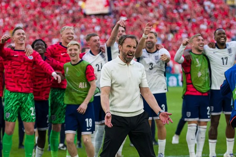 Southgate biến luân lưu từ ‘trò xổ số’ thành quy trình khoa học- Ảnh 1. HLV Southgate làm đủ mọi cách giảm áp lực cho cầu thủ tuyển Anh