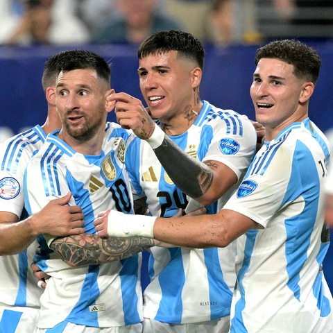 Messi lập công giúp Argentina vào chung kết Copa America 2024- Ảnh 1. Messi và các đồng đội ăn mừng cho tấm vé vào chung kết - Ảnh: Reuters