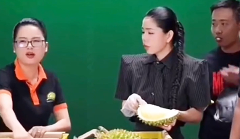 O Huyền Sầu Riêng liên tục chê Quang Linh Vlog ăn sầu riêng quá nhiều trên sóng livestream - Ảnh: Chụp màn hình O Huyền Sầu Riêng liên tục chê Quang Linh Vlog ăn sầu riêng quá nhiều trên sóng livestream - Ảnh: Chụp màn hình