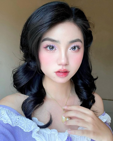 Trang Lin (tên thật là Đào Thu Trang, sinh năm 2001) - cô nhân viên văn phòng có thêm một nguồn thu nhập từ nghề đặc biệt - Ảnh: NVCC Cô nhân viên văn phòng Đào Thu Trang có thêm một nguồn thu nhập từ nghề đặc biệt - Ảnh: NVCC