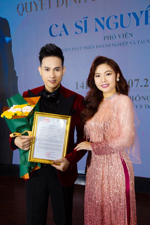 Nguyên Vũ không tin, không quen khi được gọi là ‘viện phó'- Ảnh 2. Nguyên Vũ nhận lời chúc mừng từ diễn viên Kim Thanh Thảo