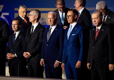 Thượng đỉnh NATO: Dải Gaza bị ngó lơ?- Ảnh 1. Lãnh đạo thế giới trong đó có Tổng thống Thổ Nhĩ Kỳ Recep Tayyip Erdogan (bìa phải) và Tổng thống Mỹ Joe Biden (giữa) chụp hình tại hội nghị thượng đỉnh NATO ngày 9-7 - Ảnh: AFP