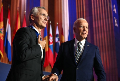Thượng đỉnh NATO: Dải Gaza bị ngó lơ?- Ảnh 2. Tổng thống Mỹ Joe Biden (phải) và Tổng thư ký NATO Jens Stoltenberg tại sự kiện kỷ niệm 75 năm thành lập NATO ở thủ đô Washington, Mỹ ngày 9-7 - Ảnh: AFP