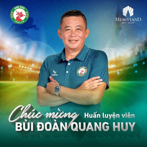 Đưa CLB Quy Nhơn Bình Định giành ngôi á quân, HLV Quang Huy được tái ký 3 năm- Ảnh 1. CLB Quy Nhơn Bình Định chúc mừng HLV Bùi Đoàn Quang Huy sau khi tái ký hợp đồng - Ảnh: QNBĐ FC