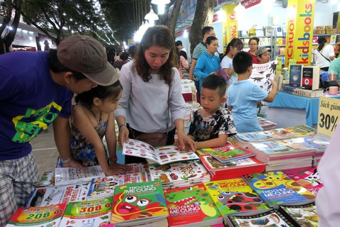 Cần xem xét những chính sách có thể thực hiện được để khuyến khích mỗi cặp vợ chồng sinh ít nhất 2 con - Ảnh minh họa: T.T.D. Cần xem xét những chính sách có thể thực hiện được để khuyến khích mỗi cặp vợ chồng sinh ít nhất 2 con - Ảnh minh họa: T.T.D.
