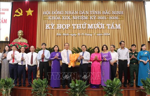 Miễn nhiệm chức chủ tịch UBND tỉnh Bắc Ninh với bà Nguyễn Hương Giang- Ảnh 1. Bà Nguyễn Hương Giang (thứ 6 từ phải qua) tại kỳ họp HĐND - Ảnh: TTXVN