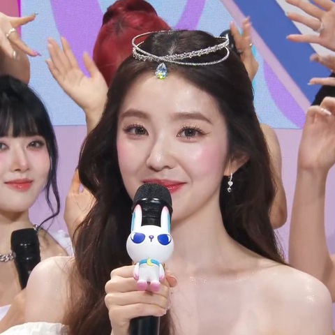 Irene (Red Velvet) gây sốc với visual trẻ như tân binh tuổi teen- Ảnh 3. Nhưng thủ lĩnh của Red Velvet cũng không hề kém cạnh
