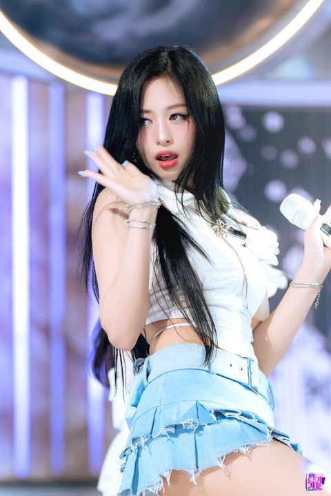 Irene (Red Velvet) gây sốc với visual trẻ như tân binh tuổi teen- Ảnh 2. Ahyeon (BabyMonster) 17 tuổi xinh đẹp rạng rỡ