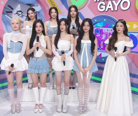 Irene (Red Velvet) gây sốc với visual trẻ như tân binh tuổi teen- Ảnh 1. Irene (bìa phải) xinh đẹp tựa nữ thần không tuổi, không có vẻ gì khác biệt với dàn tân binh tuổi teen của K-pop