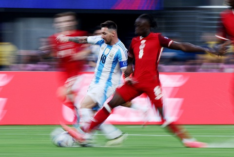 Messi: 'Đây là trận chiến cuối cùng và tôi đang tận hưởng nó'- Ảnh 1. Messi với pha đi bóng trong trận Argentina thắng Canada 2-0 ở bán kết - Ảnh: Reuters
