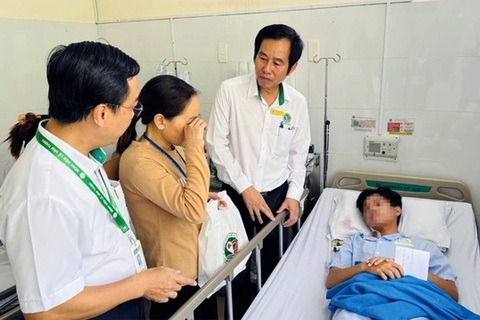 Đặc cách tốt nghiệp cho nam sinh bị cô ruột đầu độc bằng xyanua- Ảnh 1. Em N.H.B.T., học sinh bị đầu độc bằng xyanua, được đặc cách tốt nghiệp THPT 2024. Sau hơn 2 tuần điều trị, em T. hiện đã xuất viện về nhà - Ảnh: Bệnh viện cung cấp