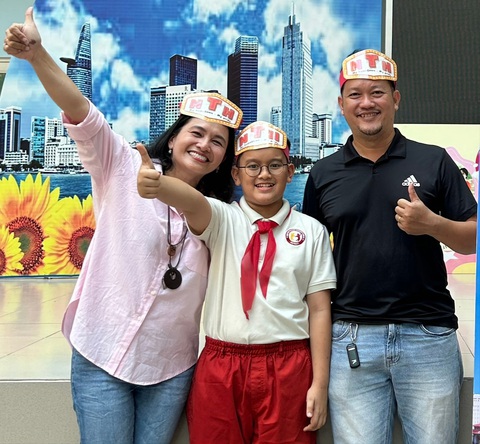 Thủ khoa lớp 6 Trường Trần Đại Nghĩa: Học giỏi nổi trội, tiếng Anh lưu loát nhờ YouTube- Ảnh 3. Nguyễn Thiên Phúc và ba mẹ - Ảnh: Nhân vật cung cấp