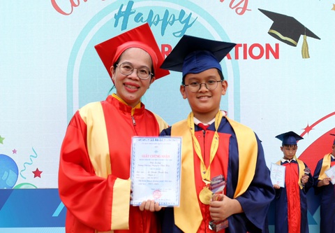 Thủ khoa lớp 6 Trường Trần Đại Nghĩa: Học giỏi nổi trội, tiếng Anh lưu loát nhờ YouTube- Ảnh 1. Nguyễn Thiên Phúc và cô Trần Bé Hồng Hạnh, hiệu trưởng Trường tiểu học Nguyễn Thái Học, tại lễ tốt nghiệp tiểu học - Ảnh: Nhân vật cung cấp