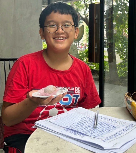 Thủ khoa lớp 6 Trường Trần Đại Nghĩa: Học giỏi nổi trội, tiếng Anh lưu loát nhờ YouTube- Ảnh 2. Nguyễn Thiên Phúc thích nhất bánh ngọt - Ảnh: Nhân vật cung cấp