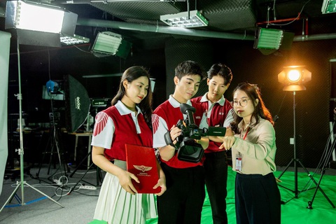 Trường đại học Quốc tế Hồng Bàng tặng 100% học phí kỳ I- Ảnh 4. Phòng thực hành studio của HIU được trang bị đầy đủ dụng cụ hiện đại như một phim trường chuyên nghiệp