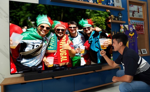 Với mọi góc nhìn, hình ảnh thể hiện rõ nét nhờ công nghệ X-anti Reflection & X-Wide Angle của BRAVIA 9