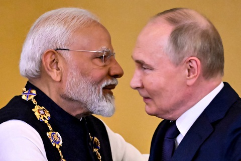 Thủ tướng Modi: 'Nga là người bạn thực sự của Ấn Độ'- Ảnh 1. Tổng thống Nga Vladimir Putin (phải) và Thủ tướng Ấn Độ Narendra Modi trong cuộc gặp ở Matxcơva, Nga hôm 9-7 - Ảnh: AFP