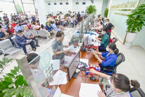 Người dân làm thủ tục đất đai tại bộ phận tiếp nhận và trả kết quả hồ sơ lĩnh vực đất đai TP Thủ Đức, TP.HCM - Ảnh: QUANG ĐỊNH Người dân làm thủ tục đất đai tại bộ phận tiếp nhận và trả kết quả hồ sơ lĩnh vực đất đai TP Thủ Đức, TP.HCM - Ảnh: QUANG ĐỊNH
