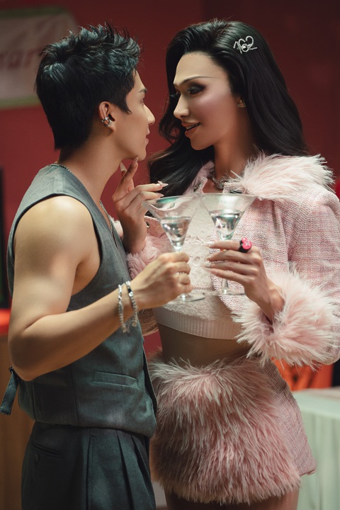 Orange ra mắt ca khúc về 'người thứ 3'- Ảnh 1. Plastique Tiara (phải) trong vai