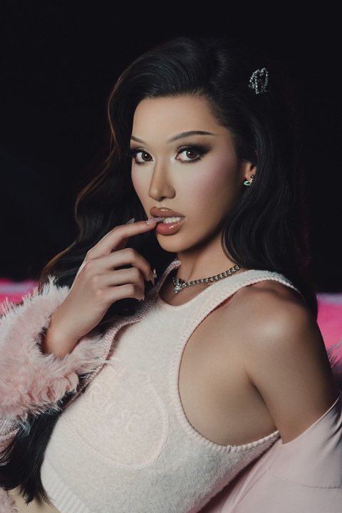Orange ra mắt ca khúc về 'người thứ 3'- Ảnh 3. Drag queen Plastique Tiara gây ấn tượng mạnh mẽ với nhan sắc kiêu sa và quyến rũ.