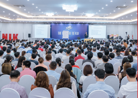 Sếp công ty bán khóa học làm giàu nhận thù lao 300.000 - 500.000 đồng mỗi tháng- Ảnh 1. VLA là doanh nghiệp do diễn giả dạy đầu tư Nguyễn Thành Tiến làm chủ tịch, lượng học viên nhiều khóa học rất lớn - Ảnh: Website DN