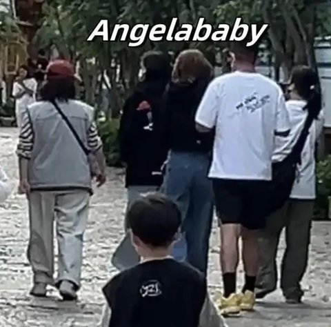Angelababy trẻ trung, nhỏ nhắn khi xuất hiện cùng nam nhân 'lạ'- Ảnh 2. Angelababy trẻ trung, nhỏ nhắn khi xuất hiện cùng nam nhân 'lạ'- Ảnh 2.