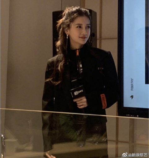 Angelababy trẻ trung, nhỏ nhắn khi xuất hiện cùng nam nhân 'lạ'- Ảnh 1. Angelababy trẻ trung, nhỏ nhắn khi xuất hiện cùng nam nhân 'lạ'- Ảnh 1.