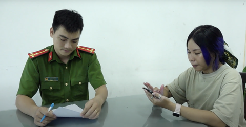 Công an quận 1 trả lại điện thoại cho cô gái bị cướp trên đường- Ảnh 1. Cô gái bất ngờ được nhận lại chiếc điện thoại bị cướp giật tối 1-7 - Ảnh do công an cung cấp