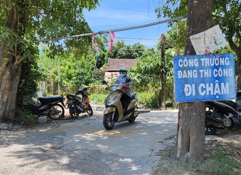 Đường dài 876m giữa TP Quảng Ngãi, 9 năm thi công mới xong 150m- Ảnh 1. Sau 9 năm thi công, tuyến đường dài 876m vẫn ngổn ngang, con hẻm mấy chục năm vẫn chưa thể rộng thành đường lớn - Ảnh: TRẦN MAI