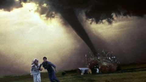 Phần đầu tiên, Twister 1996 là một trong những phim kinh điển trong lòng nhiều thế hệ người yêu phim quốc tế - Ảnh: Universal Phần đầu tiên, Twister 1996 là một trong những phim kinh điển trong lòng nhiều thế hệ người yêu phim quốc tế - Ảnh: Universal