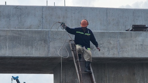Vành đai 3 TP.HCM qua Đồng Nai: Dân đòi chi phí hỗ trợ đào tạo, chuyển đổi nghề- Ảnh 1. Công nhân đang thi công cầu Nhơn Trạch phía bờ Đồng Nai. Đây là dự án thành phần 1A của dự án vành đai 3 TP.HCM - Ảnh: H.MI