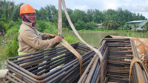 Vành đai 3 TP.HCM qua Đồng Nai: Dân đòi chi phí hỗ trợ đào tạo, chuyển đổi nghề- Ảnh 3. Công nhân đang thi công ở khu vực cầu Nhơn Trạch thuộc dự án vành đai 3 TP.HCM - Ảnh: H.MI