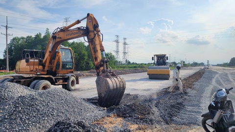 Vành đai 3 TP.HCM qua Đồng Nai: Dân đòi chi phí hỗ trợ đào tạo, chuyển đổi nghề- Ảnh 2. Công nhân đang thi công dự án thành phần 4 vành đai 3 TP.HCM. Sắp tới, đoạn này sẽ kết nối vào tuyến cao tốc Bến Lức - Long Thành - Ảnh: H.M.