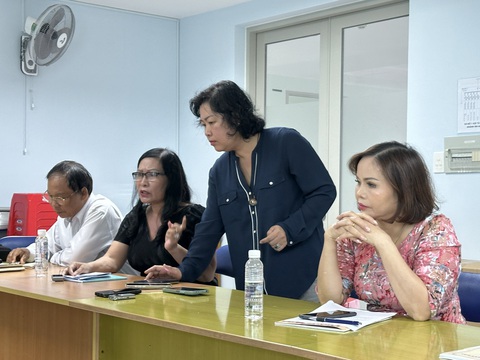 Hội Nhà văn TP.HCM Bà Lương Lan Hương (thứ hai từ trái qua) tại buổi làm việc ở Hội Nhà văn TP.HCM ngày 1-7 - Ảnh: T.T